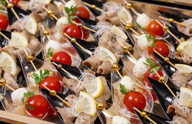 牛タン レモン塩だれピンチョス、カプレーゼピンチョス