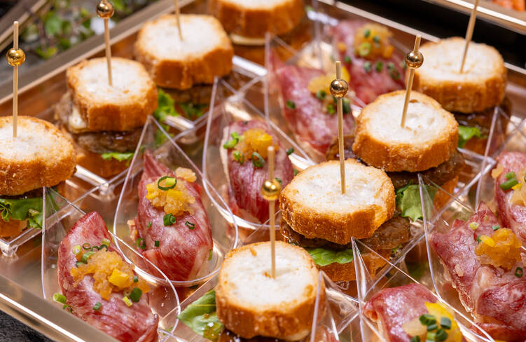 黒毛和牛の肉寿司 柚子おろし、ワールドダイナーの肉パテ お麩バーガー