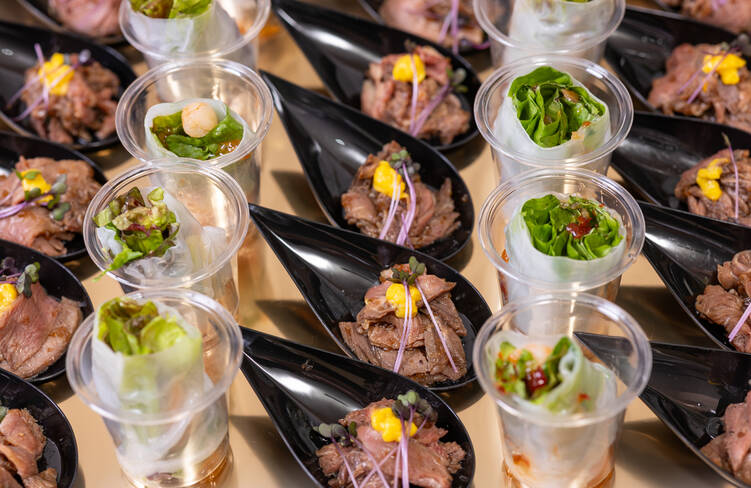 黒毛和牛ローストビーフのゆっけ仕立て トリュフ風味・えびアボカド生春巻き