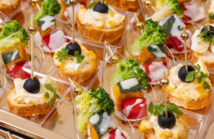 創作卵のお麩カナッペ・彩り野菜のバーニャカウダピンチョス