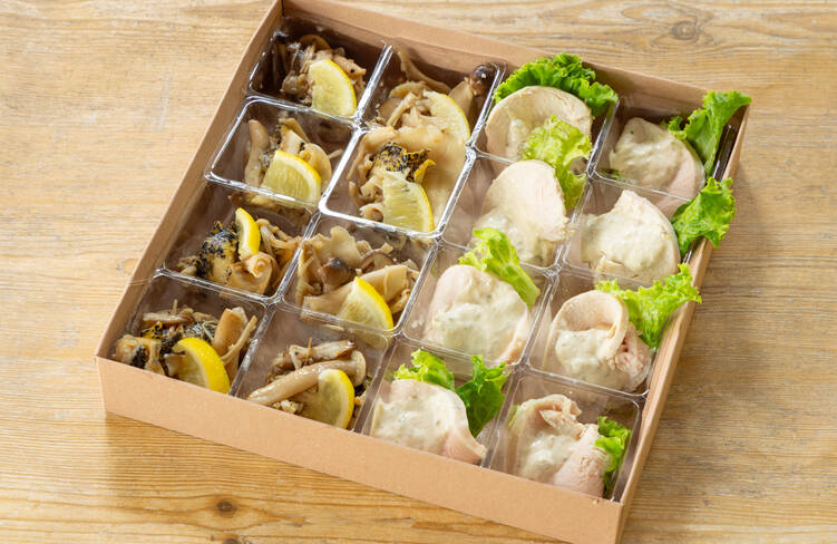 北海道産つぶ貝ときのこのアンチョビガーリックソテー・ピエモンテ風鶏むね肉のボリート