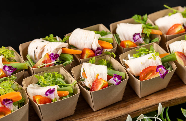 低温調理した自家製鶏ハムと旬野菜