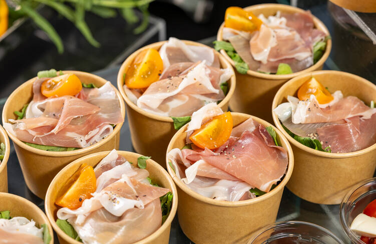 生ハムプロシュートのサラダ仕立て