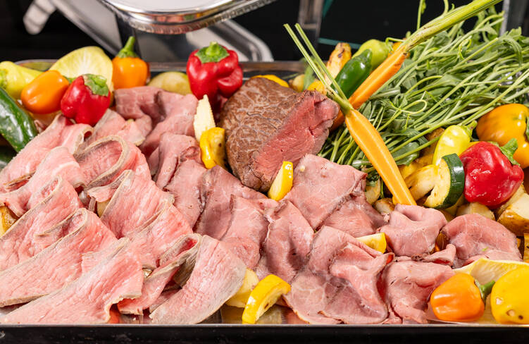 ローストビーフ『カッティングLive』　トリュフ香るソースで