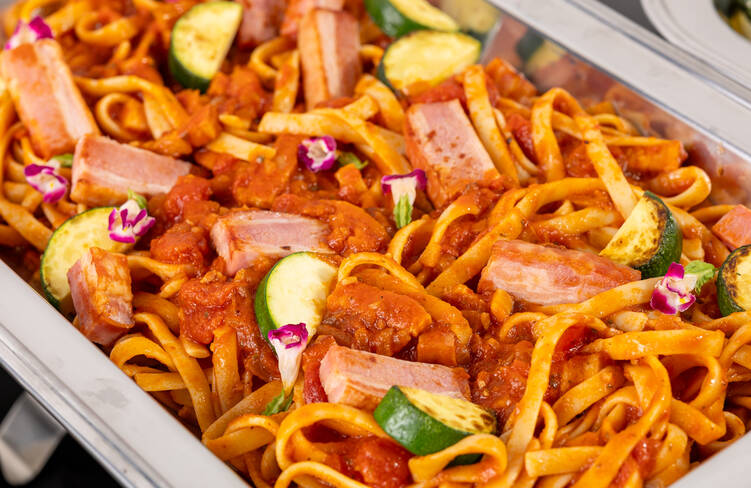 【温製】旬野菜とベーコンのトマトクリームパスタ