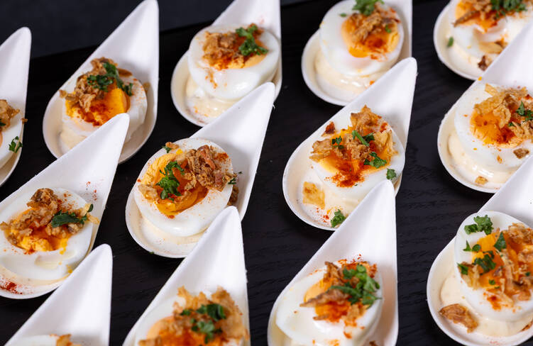 ウフマヨ ～半熟卵のアンチョビマヨネーズソースがけ～