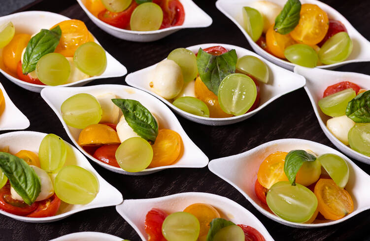 季節のフルーツとモッツァレラのカプレーゼ仕立て