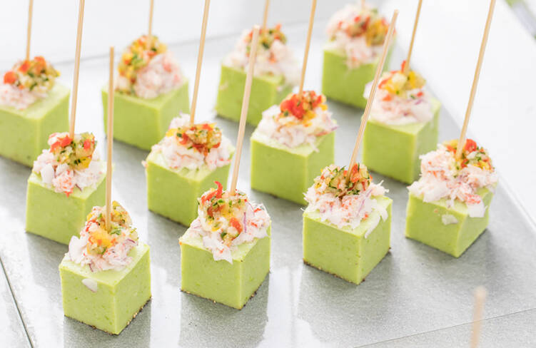 ズワイガニと香味野菜のタルタル　エンドウ豆のムース添