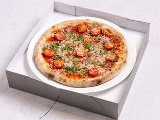 加熱式容器でピザをお届け！シラスのマリナーラ(2,500円) 