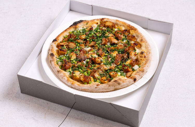 【温製】和風テリヤキピザ～チキンと長芋～：2～4名様分のイメージ(27㎝大のピザ1枚を8カットに切り分けてお届け)