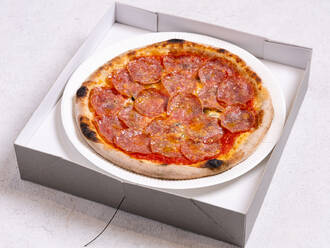 加熱式容器でピザをお届け！サラミピカンテ(3,000円) 