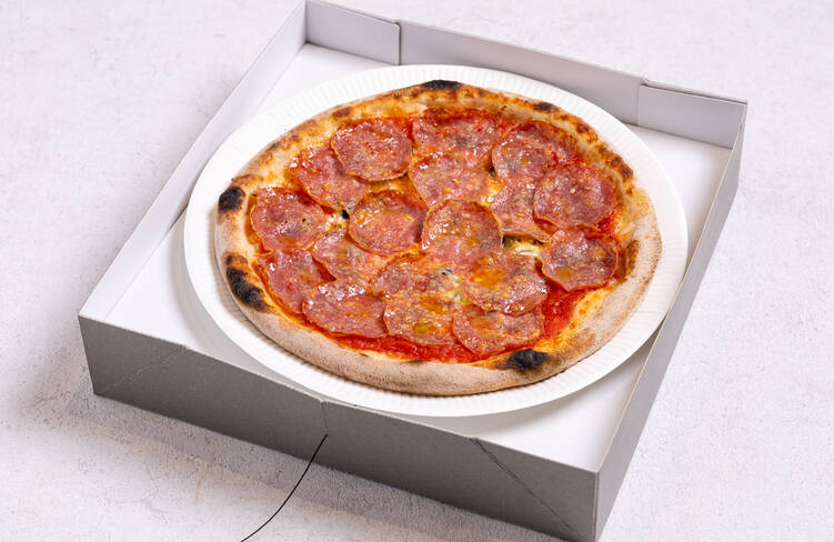 【温製】サラミピカンテピザ 2～4名様分のイメージ(27㎝大のピザ1枚を8カットに切り分けてお届け)