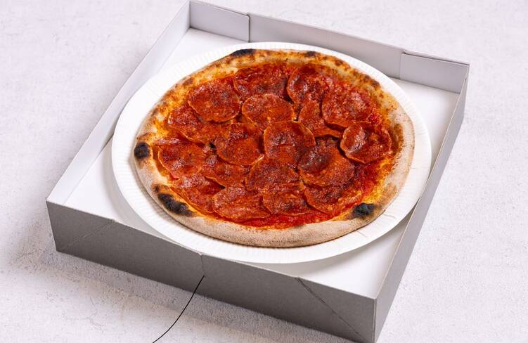 【温製】サラミゴルゴンゾーラピザ 2～4名様分のイメージ(27㎝大のピザ1枚を8カットに切り分けてお届け)