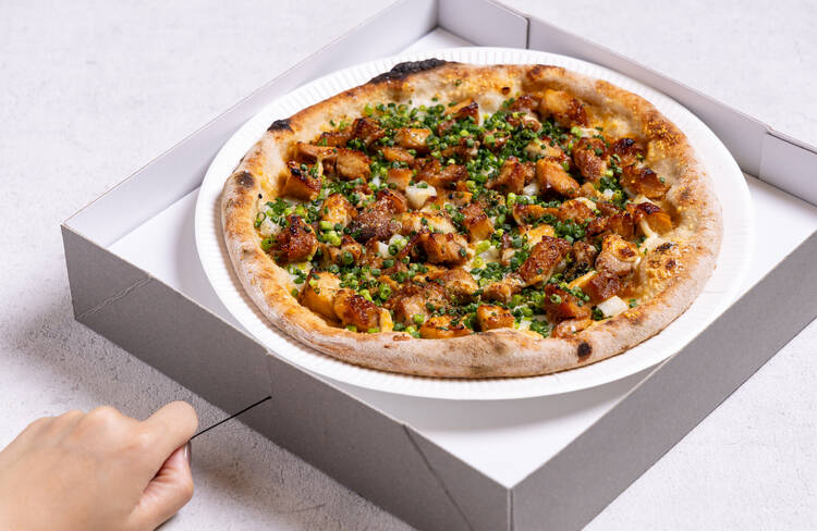 加熱式容器の紐を引っ張ると蒸気が発生し熱々になります。※写真はピザ含めイメージです。実際は必ず蓋を閉めてご使用ください。