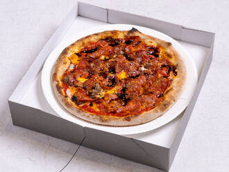 加熱式容器でピザをお届け！チージーバーガーピザ(3,800円) 