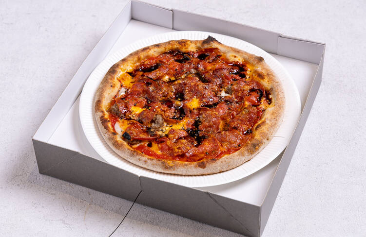 【温製】チージーバーガーピザ 2～4名様分のイメージ(27㎝大のピザ1枚を8カットに切り分けてお届け)