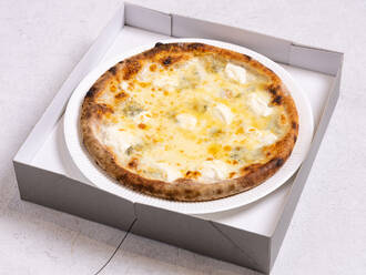 加熱式容器でピザをお届け！クアトロフォルマッジ(4,500円) 