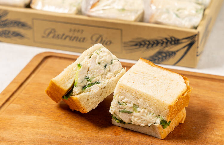 ナディオのチキンとバジルのサンドイッチ