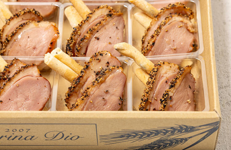 合鴨のパストラミとグリッシーニ