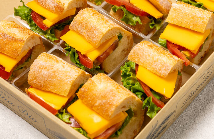 チーズと野菜のバケットサンド