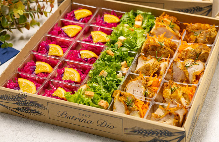 オレンジ香る紫キャベツのマリネ・自家製クルトンのシーザーサラダ・タンドリーチキン