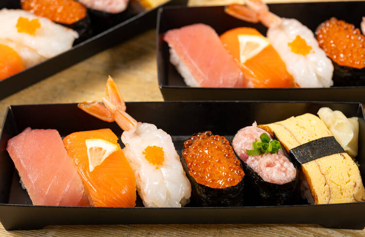 にぎり鮨(まぐろ ・生えび ・サーモン ・いくら軍艦 ・ねぎまぐろ軍艦 ・玉子)