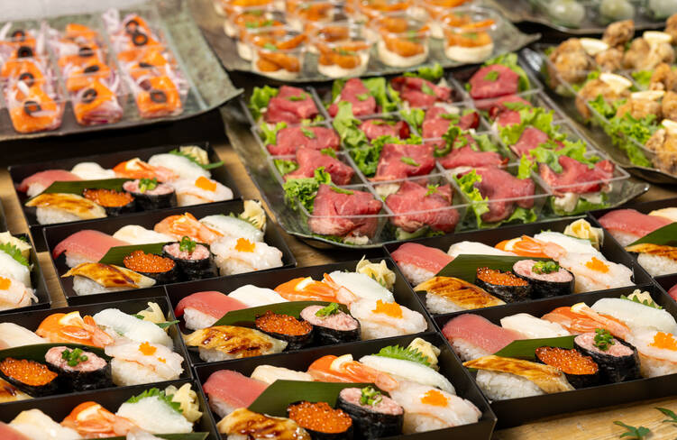 お寿司はオプションにて大皿盛りもお選びいただけます(無料)