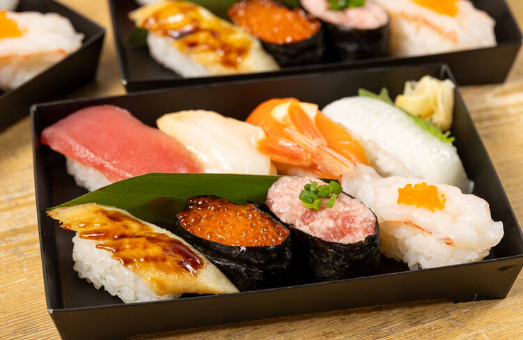 にぎり鮨 (まぐろ、生えび、サーモン、つぶ貝、穴子、えんがわ）いくら軍艦、ねぎまぐろ軍艦)