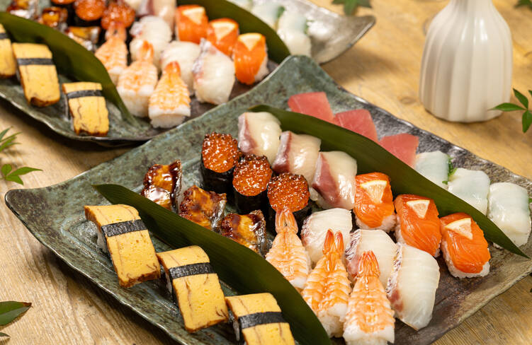 にぎり鮨(まぐろ、真鯛、うなぎ、ぶり、烏賊、海老、サーモン、玉子、いくら軍艦)