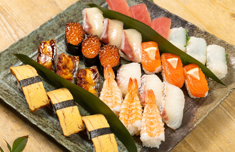 豊洲直送の鮮魚でにぎる老舗の鮨をお届けします