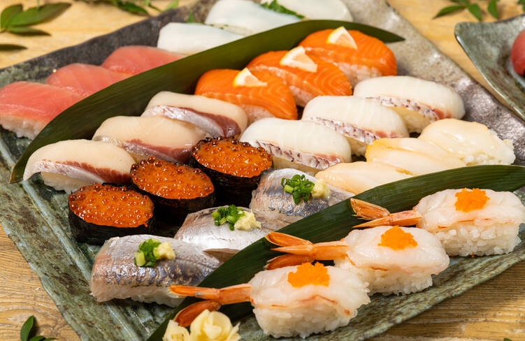 にぎり鮨(まぐろ、真鯛、サーモン、いか、生えび 、ぶり、つぶ貝 、あじ、いくら軍艦)