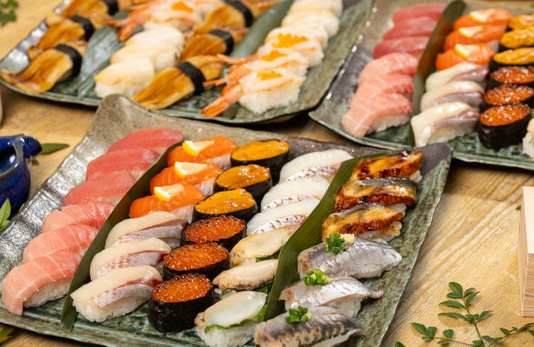 紙皿、割箸、お醬油、わさびを基本付帯いたします