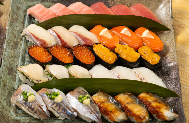 にぎり鮨(本鮪中とろ、まぐろ、あわび、うなぎ、雲丹、ぶり、いくら軍艦、サーモン 、真鯛 、あじ)