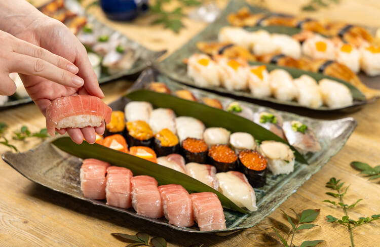 老舗茶月ならではの仕入れ力で、本まぐろの中トロや雲丹、一本穴子など厳選したネタの鮮魚の鮨をお届けする豪華なプランです