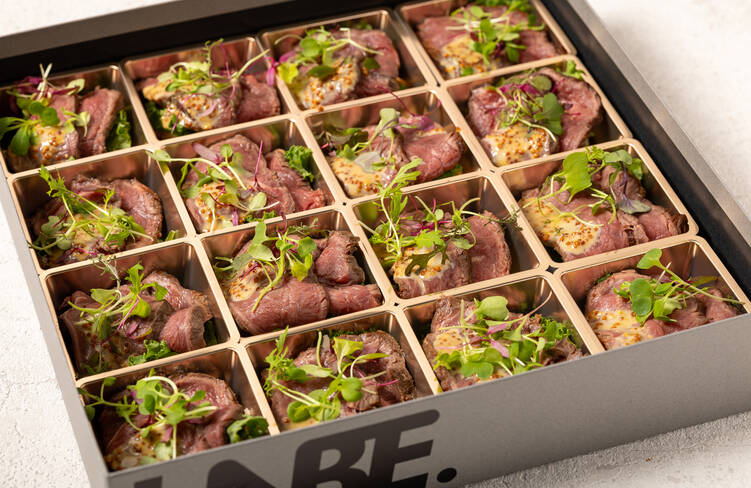 黒毛和牛のロゼカット クリームグレイビーソース(低温調理の和牛ロースト)