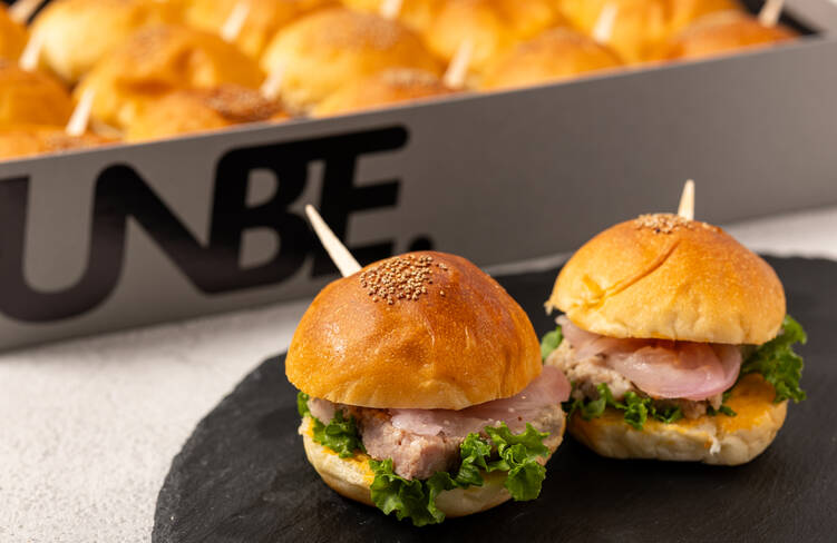 自家製パテとチーズソースのスライダー