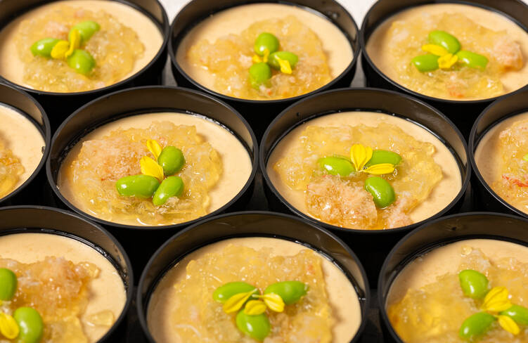 ウニのフラン カニと野菜のジュレ乗せ