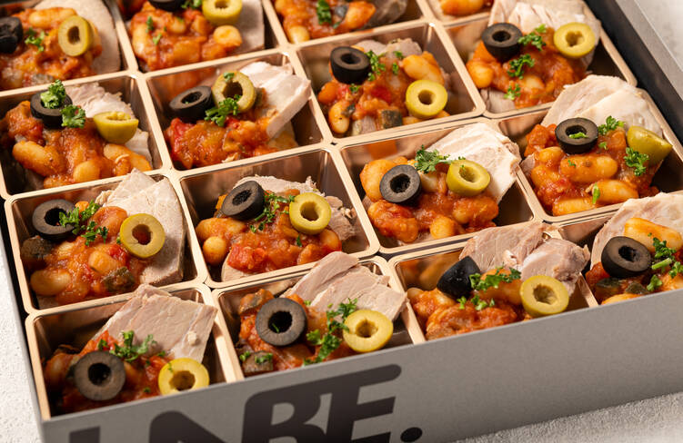 三元豚煮込み バスク風(三元豚を野菜で煮込み、濃厚で旨味のある煮込み料理)