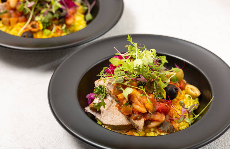 三元豚煮込み バスク風 サフランライス添え(三元豚を野菜で煮込み、濃厚で旨味のある煮込み料理 サフランライスを添えて)