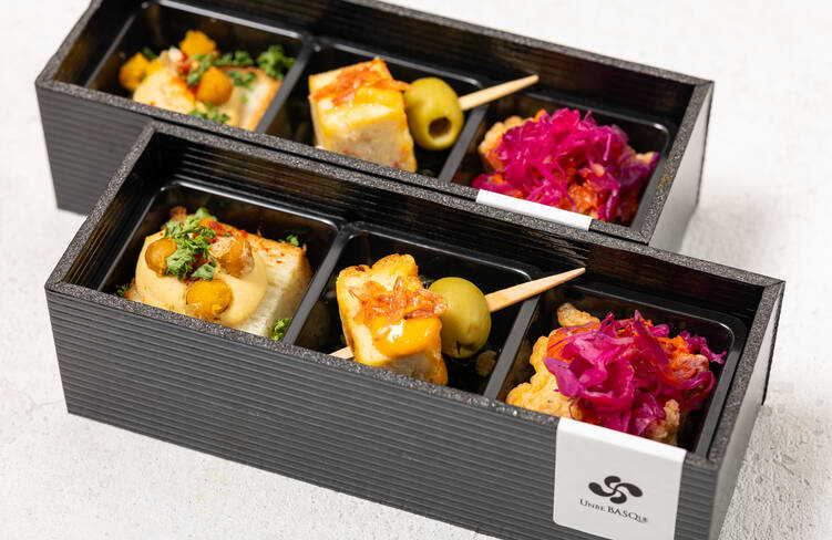 ひよこ豆フムス風 エスプレット(バスク産唐辛子の香り豊かなフムス）、海老オムレツ カタルーニャ風(海老の旨味を加えたスペイン・カタルーニャ地方のオムレツ）、ポージョフリート ロメスコ 赤キャベツのシュークルート(カタルーニャ・名物ロメスコソースで味わうフライドチキンと赤キャベツの漬物)