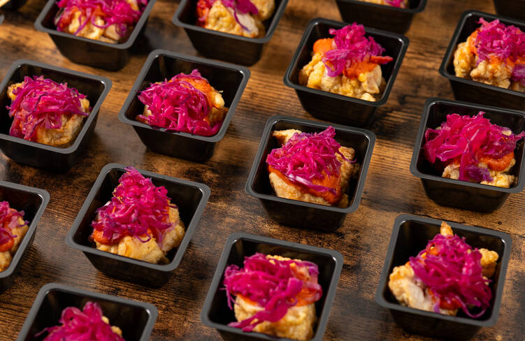 ポージョフリート ロメスコ 赤キャベツのシュークルート(カタルーニャ名物ロメスコソースで味わうフライドチキンと赤キャベツの漬物)