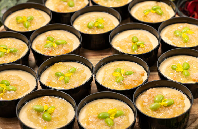 ウニのフラン カニと野菜のジュレ乗せ