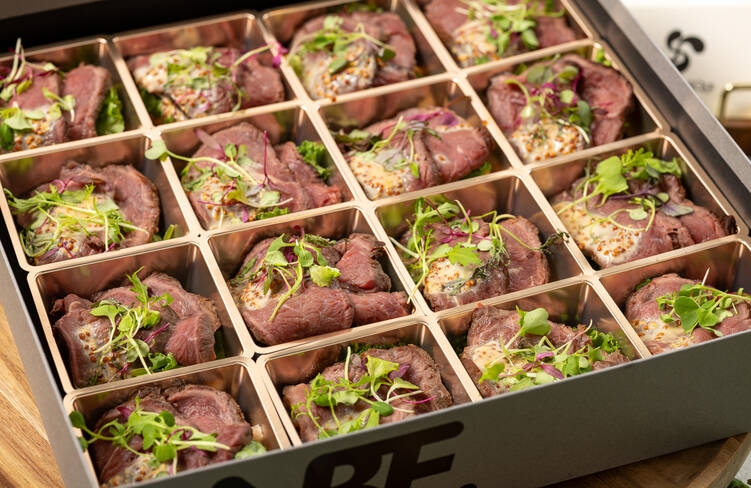 黒毛和牛のロゼカット クリームグレイビーソース(低温調理の和牛ロースト)