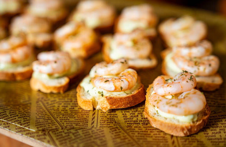 海老とアボカドのブルスケッタ