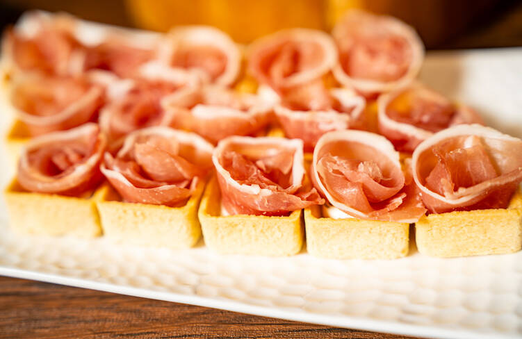 ハーブクリームチーズと生ハムのピンチョス