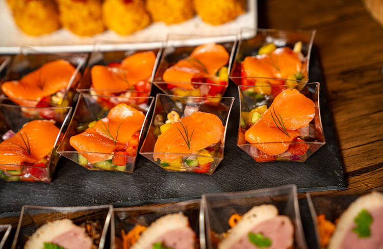 サーモンと彩野菜のタルタル