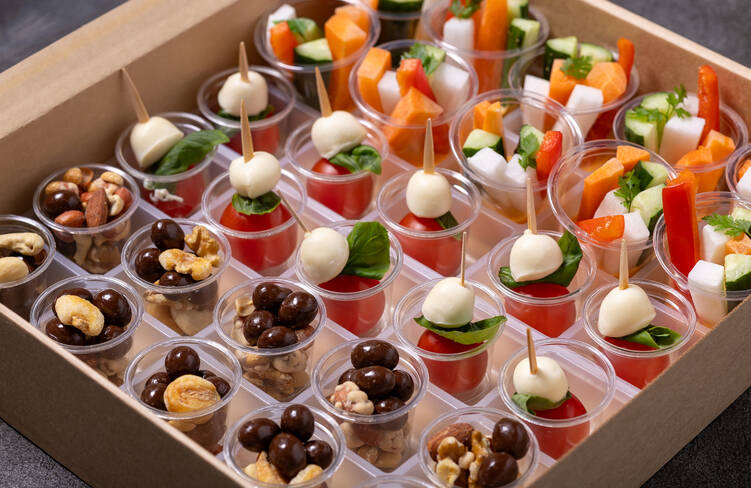 ナッツとチョコ・トマトとモッツァレラチーズのピンチョス・季節野菜のバーニャカウダー