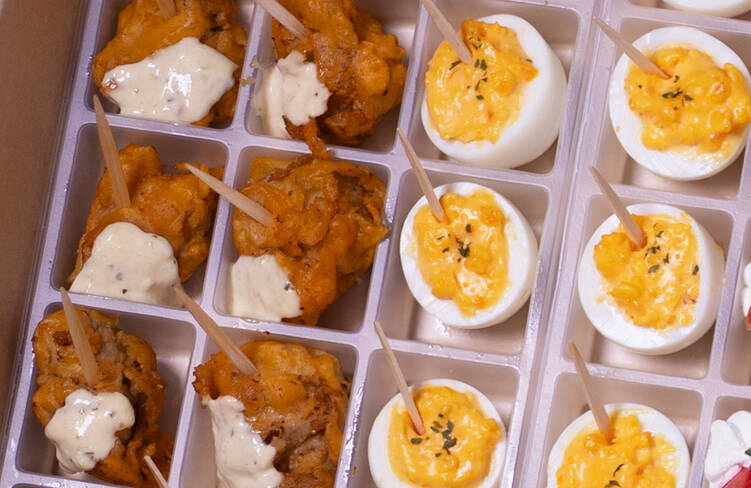 バジル風味タルタルのチキンフリットピンチョス・デビルドエッグ