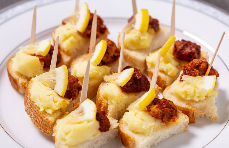 chase特製ミートソースとマッシュポテトのブルスケッタ(他のお料理同様にクラフトボックスでのお届けとなります)