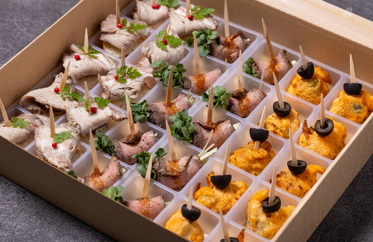 ローストポークピンチョス バルサミコソース・ローストビーフピンチョス・ブロッコリーのフリットピンチョス ガーリックマヨソース